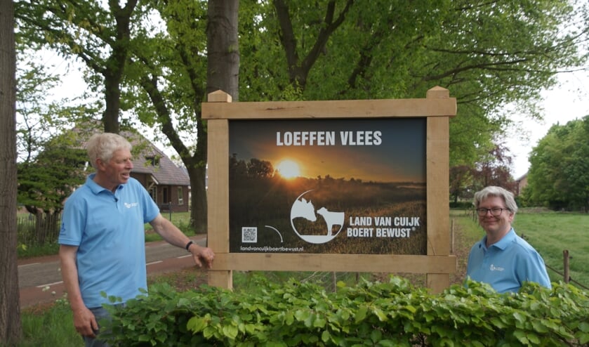 Frank en Carolina Loeffen bij hun nieuwe Boert Bewust bord.