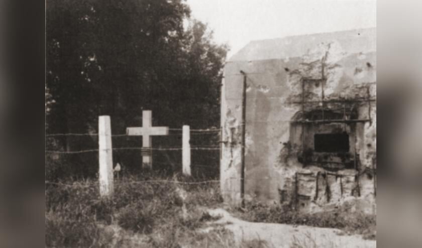 Eerste dodenherdenking in mei 1941 bij de kazemat aan de Maas bij Sambeek, waar drie militairen sneuvelden.