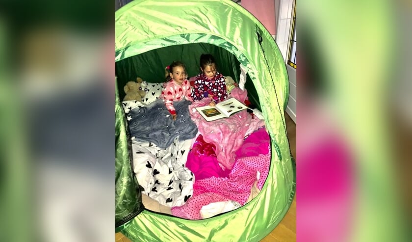 Inzending van opa en oma Van der Wielen. Kleinkinderen Lot en Juul kamperen in de huiskamer.