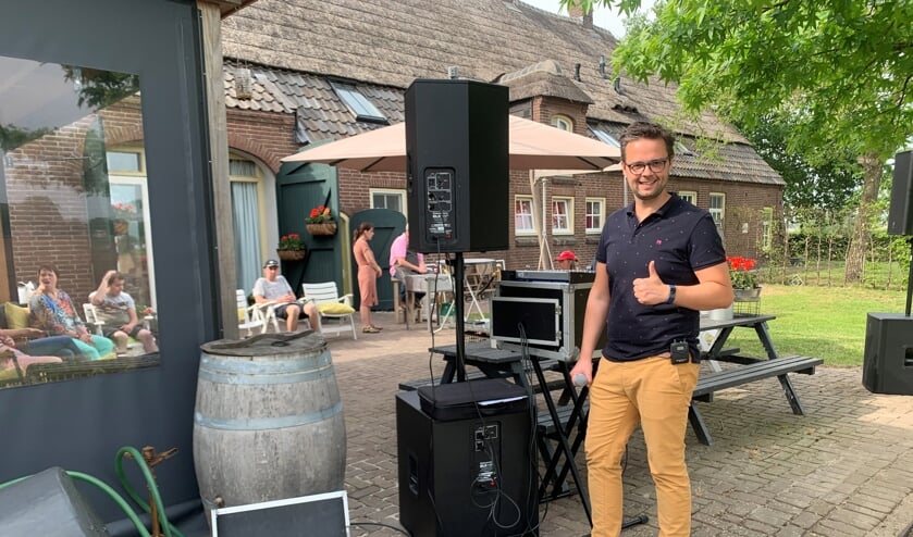 Zanger Niels vlak voor de start van zijn optreden.