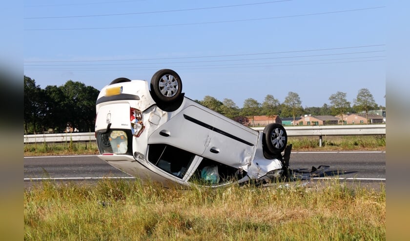 Door onbekende oorzaak is een auto in de vangrail gereden en over de kop geslagen.