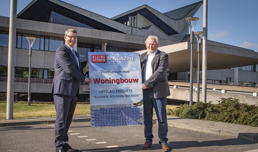 Gedeputeerde Erik Ronnes ontvangt van VKKNB voorzitter Evert van Schoonhoven de kaft van het Kleine Kernen Magazine overhandigd.