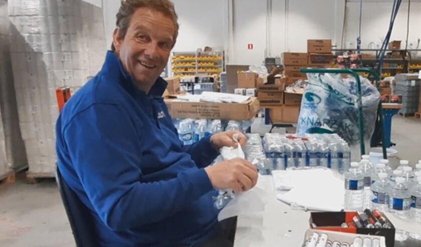 Wilco is druk bezig met het inpakken van de hygiënepakketten.
