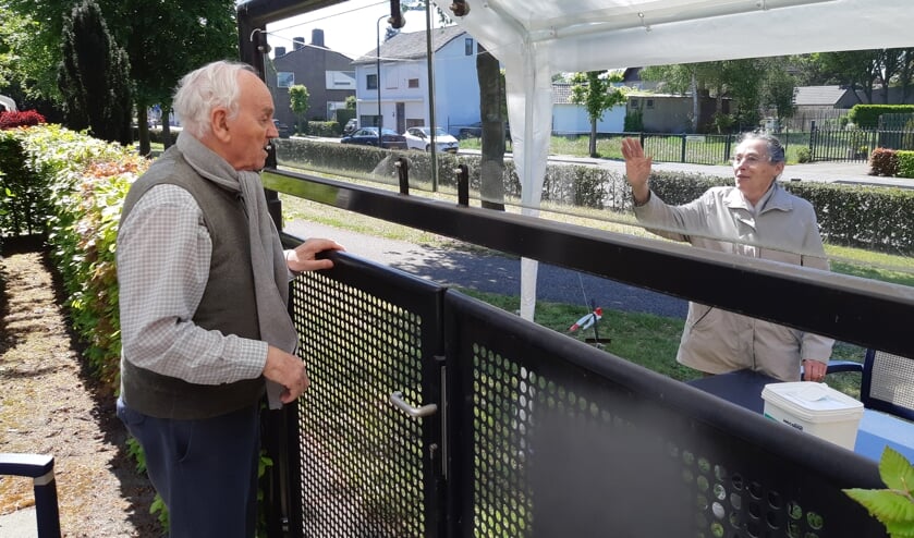 Familie Meulenbroek ontmoet elkaar buiten bij Cunera in Heeswijk-Dinther.