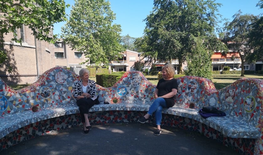 Mies en Nelleke met elkaar in gesprek op de bank.