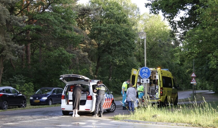 De fietser is naar het ziekenhuis gebracht met een onbekend letsel.