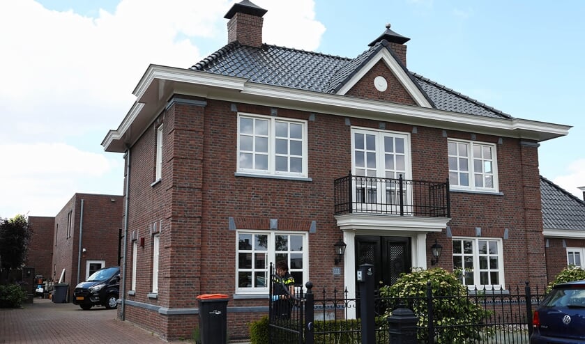 Doorzoeking aan de Angelenweg. (Foto: Gabor Heeres, Foto Mallo)