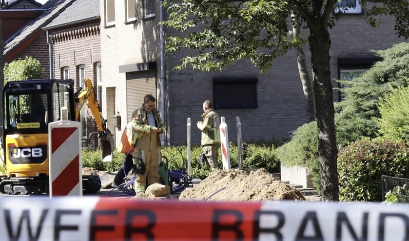 De brandweer heeft de straat afgesloten.