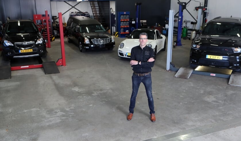Een trotse Herbert van Zeeland op de werkplaats van Car Service Oss B.V.