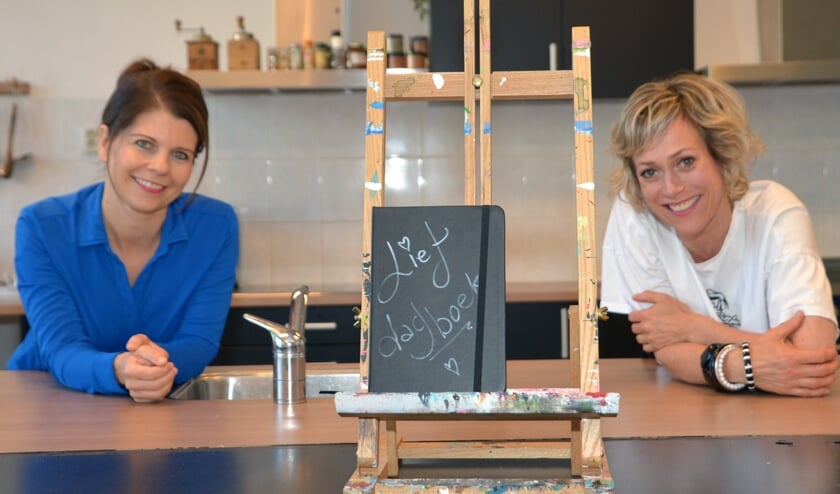 Marike en Simone, met één van de dagboeken in het midden. (foto: Henk Lunenburg)