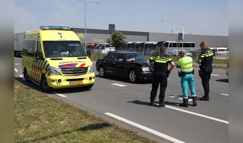 Auto rijdt op Megensebaan tegen vrachtwagen aan. (Foto: Gabor Heeres, Foto Mallo)