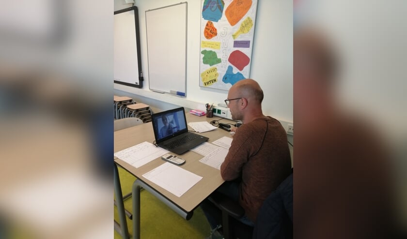 Leerling van Metameer volgt les via de computer.
