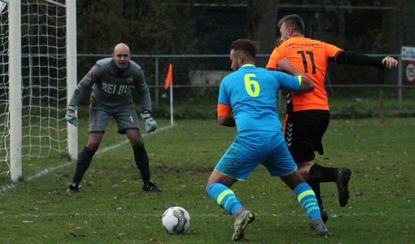 Indy Bouwmeester (in het blauw) in duel met Jordi van Orsouw. (Foto: Ruwaard 1 Facebook)