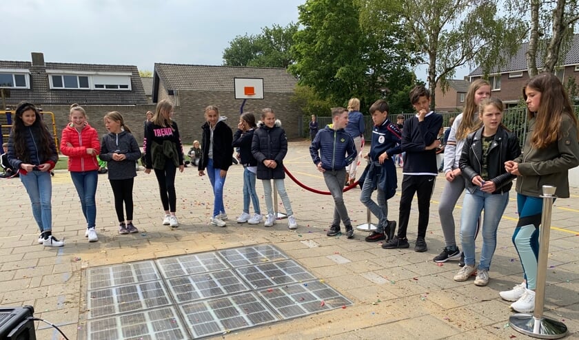 Leerlingen uit groep 8 bestuderen de Energy Floor, een uniek instrument voor de regio. (Foto: Jos Gröniger)