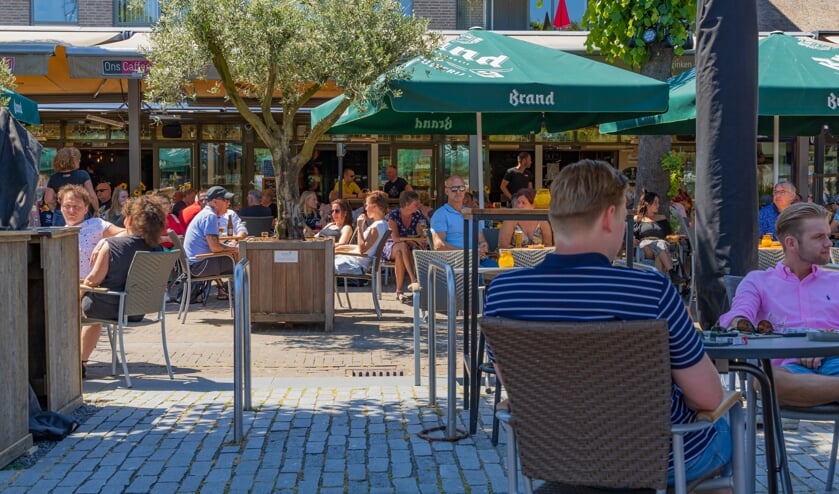 De terrassen aan de Markt waren op 1 juni direct weer goed gevuld. (foto: Ronald Strijbosch)