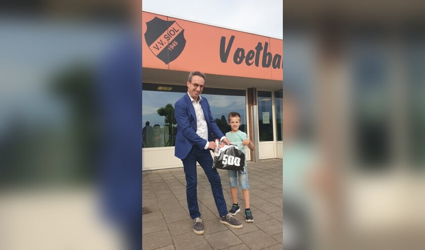 . De 6-jarige Kyan Derks was de gelukkige die door voorzitter Rob Hoffmann als 500e lid in het zonnetje werd gezet.