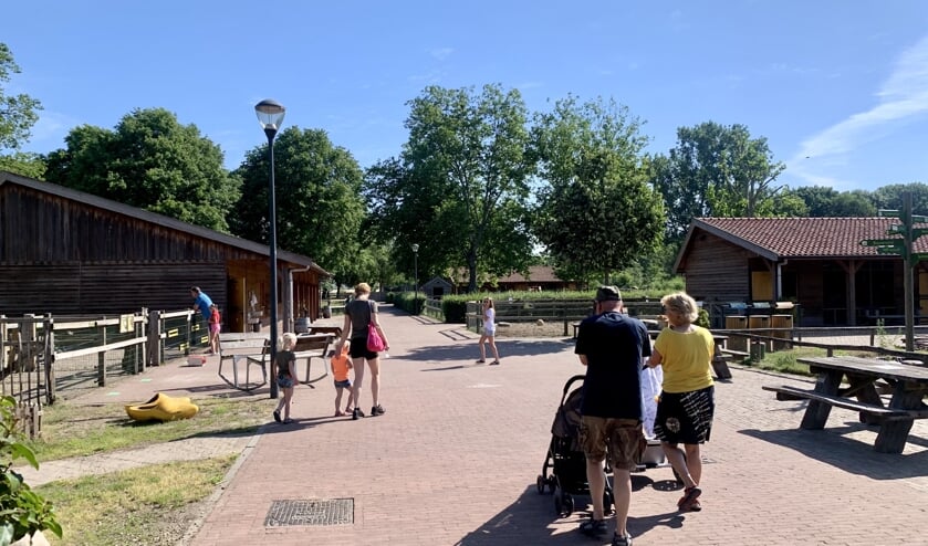 <p>Bezoekers van kinderboerderij De Elzenhoek.</p>