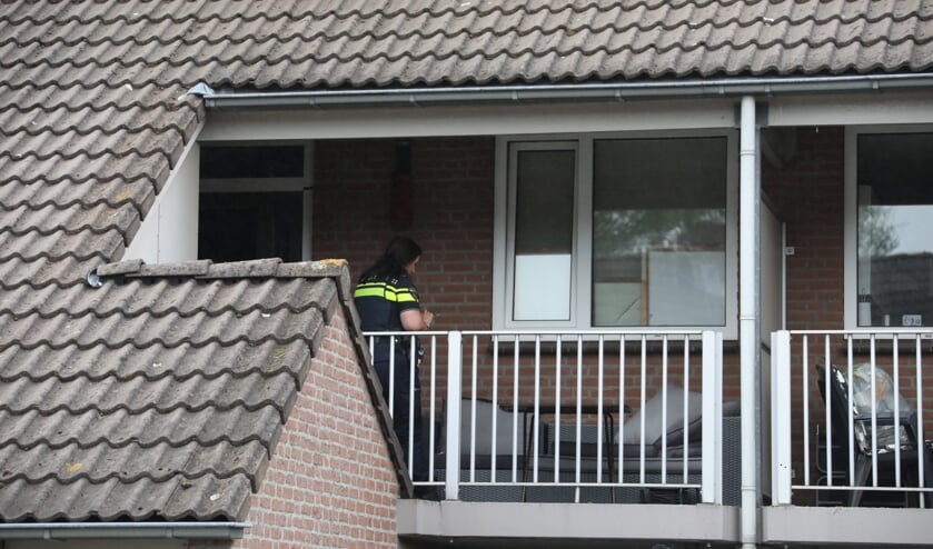 Onderzoek van de politie in de Ludovicushof. (Foto: Gabor Heeres, Foto Mallo)