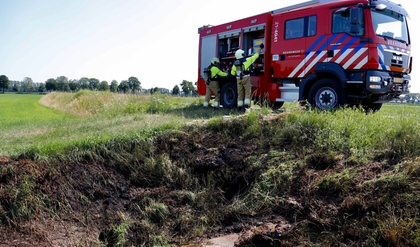 Bij de Oploseweg in Overloon is een bermbrand ontstaan.