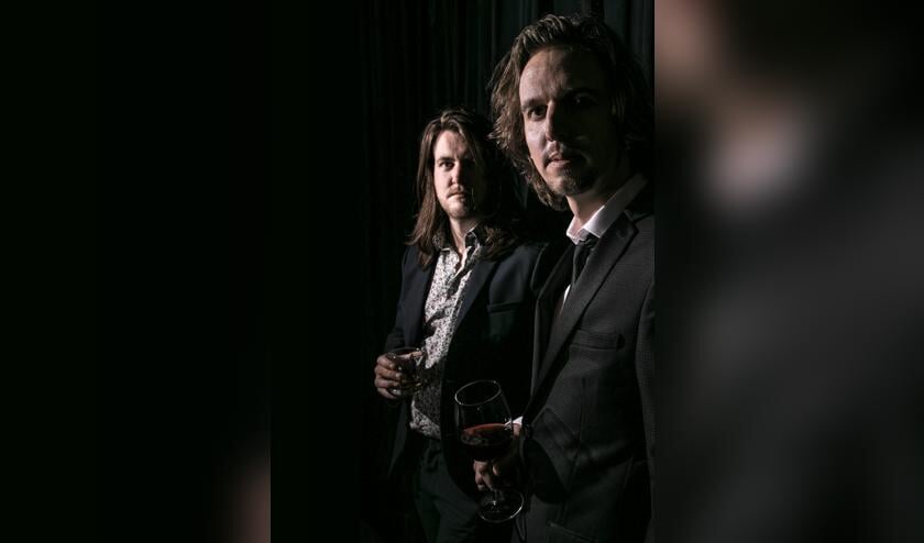 Het duo Zingende Zinnen staat in maart in theater De Lievekamp, voor het eerst en met band.