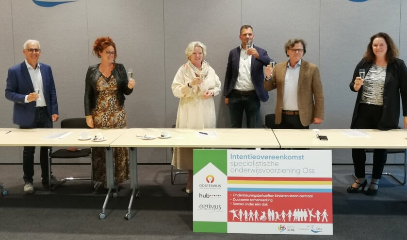 Toosten na de ondertekening van de intentieverklaring.