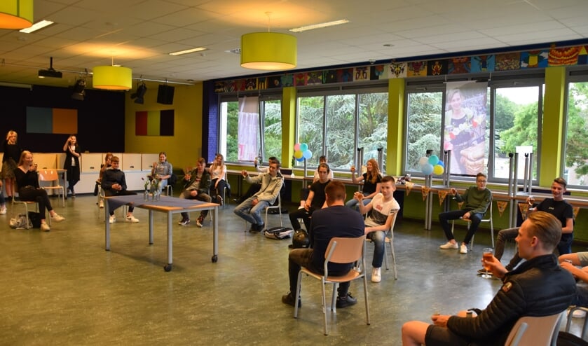 Leerlingen van het Elzendaalcollege toasten op hun diploma en het feestelijke nieuws.