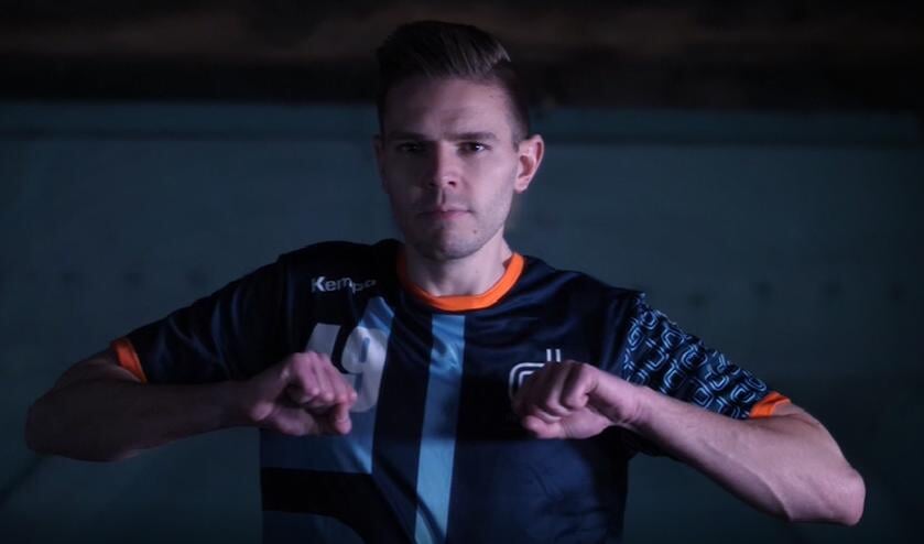Erik Loeffen met het nieuwe shirt van Dynamico.