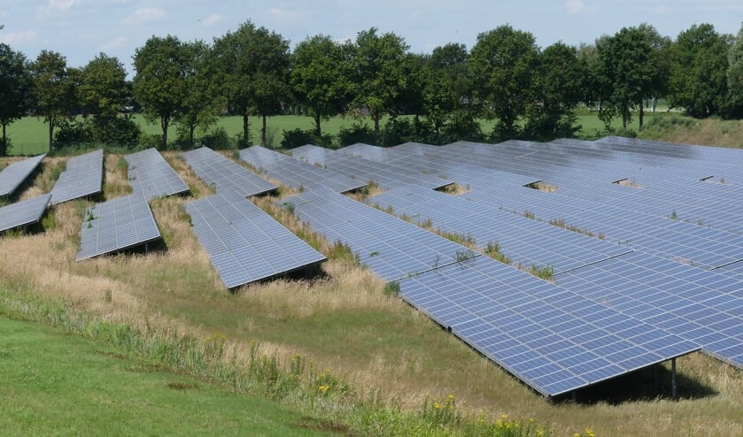 Zonnepanelen in Veghel langs de A50.