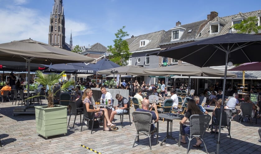 De terrassen op de Markt in Veghel zaten de afgelopen weekenden vaak helemaal vol.