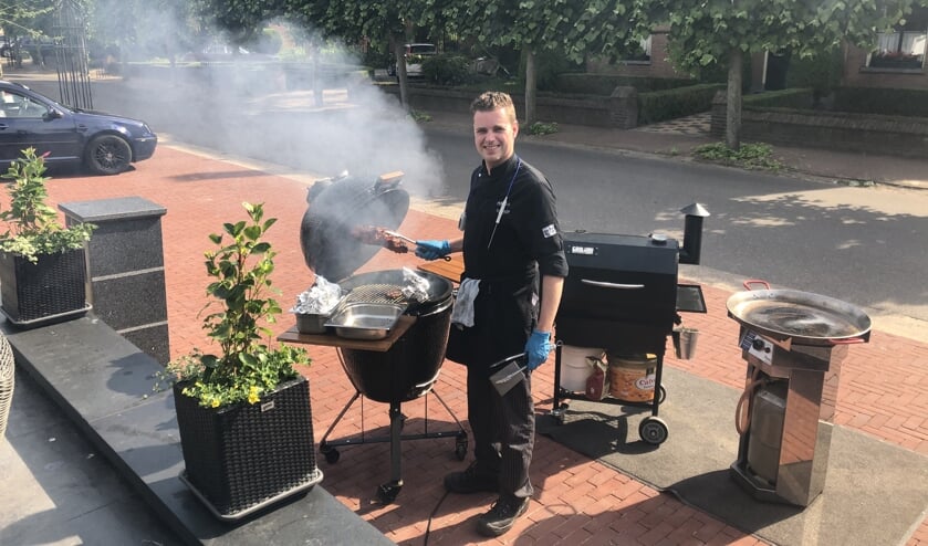 Eigenaar Mike Versantvoort staat bij mooi weer op zaterdagen buiten te barbecueën.