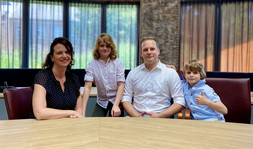 Rens, staand tussen zijn ouders, is de eerste kinderburgemeester van Meierijstad.