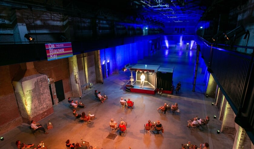 Twee cabaretiers betraden een pop-up podium in de Koekbouw.