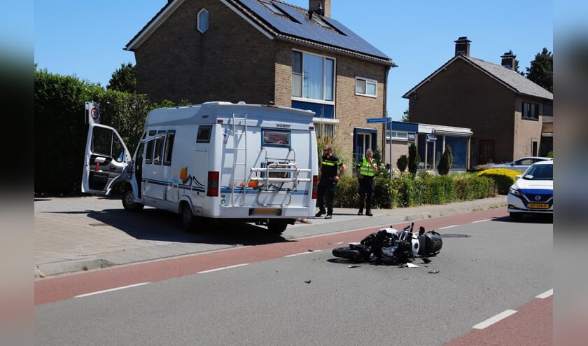 Door nog onbekende oorzaak zijn de twee voertuigen met elkaar in botsing gekomen.
