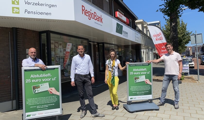 Marc van Bree (rechts) en collega’s (v.l.n.r.) Jeroen Alofs, Rouven Dupont en Ibtisam El Moudni presenteren de actie van Veldsink Advies. (tekst en foto: Jos Gröniger)