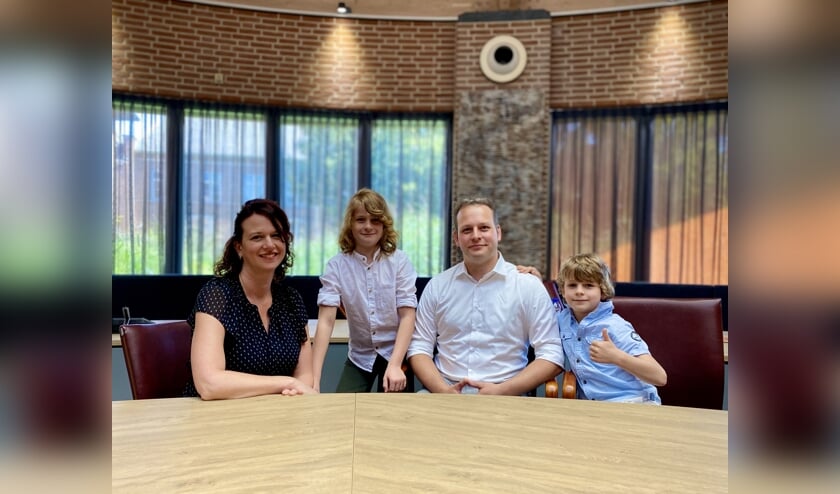<p>Rens, staand tussen zijn ouders, is de eerste kinderburgemeester van Meierijstad.</p>
