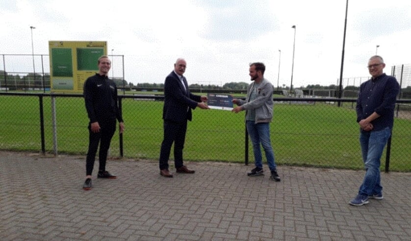 De prijsuitreiking bij VCA met van links naar rechts: Youp Oosterbroek, Maarten Jilisen, prijswinnaar Gosling Grutters en Pierre Gerrits.
