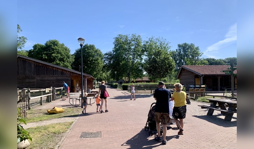 Bezoekers van kinderboerderij De Elzenhoek.