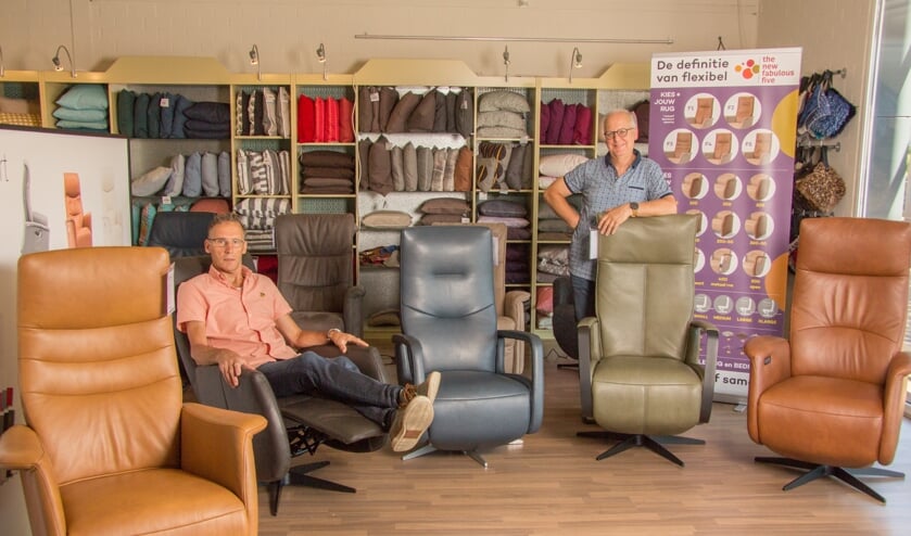 Eigenaren Gerrie van Wijk (l) en Henri van der Straaten (r) van Van Haren Meubelstudio.