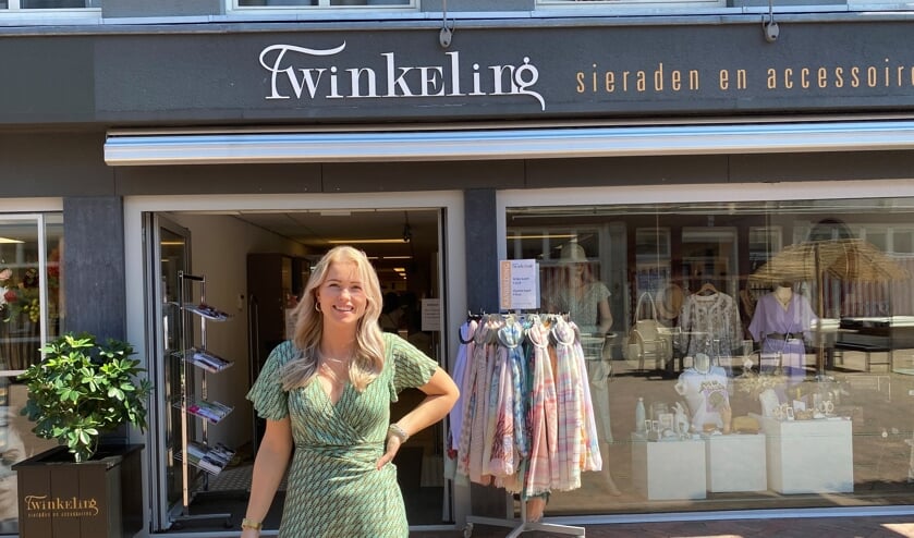 Naomi Goossens is op woensdag 1 juli vijf jaar de eigenaresse van Twinkeling Sieraden en Accessoires. (Tekst en foto: Jos Gröniger)
