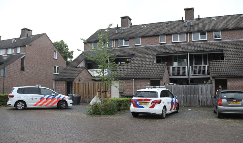 Onderzoek van de politie in de Ludoviciushof. (Foto: Gabor Heeres, Foto Mallo)