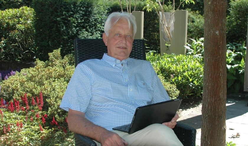 Cas Arts thuis in de tuin aan het werk.