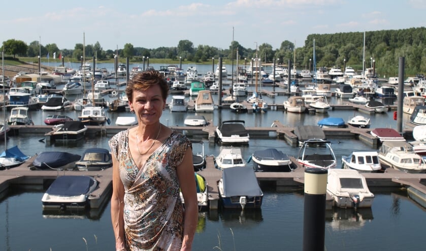 Ans Lamers bij de jachthaven van De Lithse Ham.