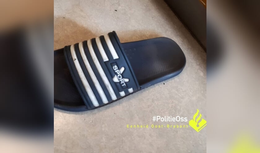 De slipper van de jongen die vluchtte. (foto: Facebook politie Oss)