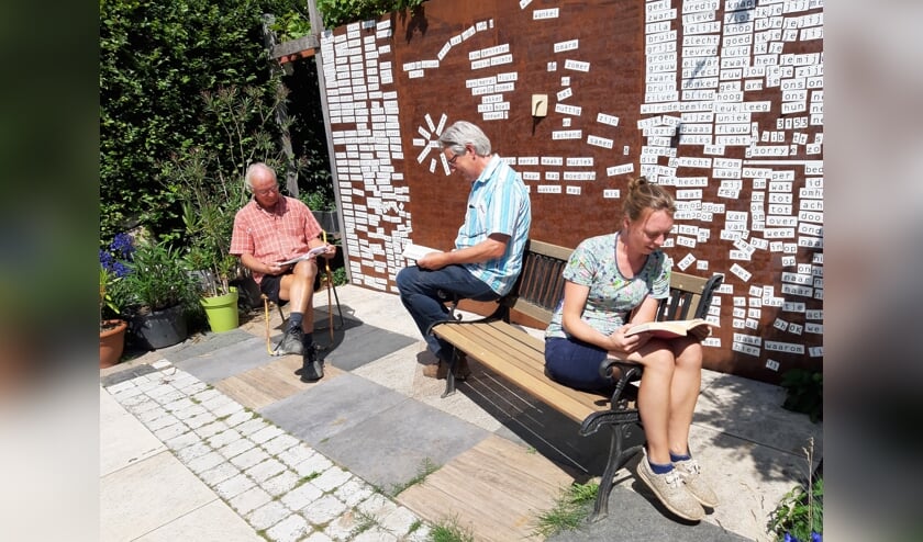 Lekker en gezellig lezen kan altijd en overal. In de tuin, op vakantie of in de pauze bij Verdeliet.
