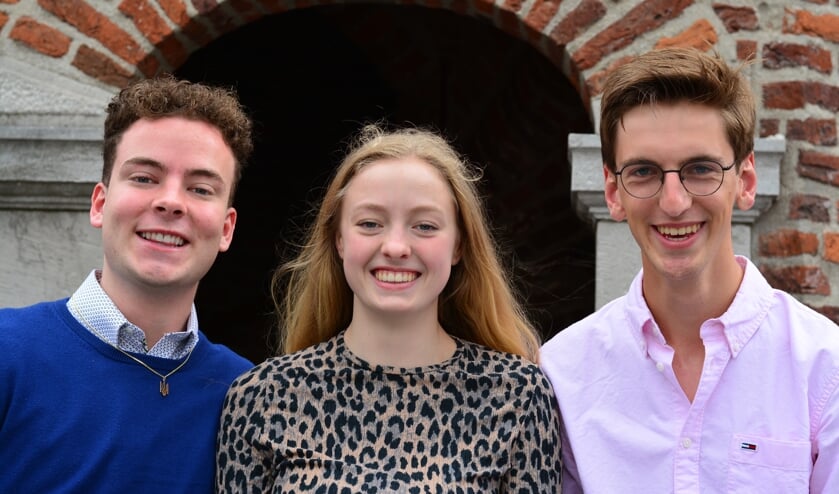 De cum laude leerlingen van het Elzendaalcollege in Boxmeer: Simon Daals (l), Cécile Urlings en Jorre Wagemakers (r).