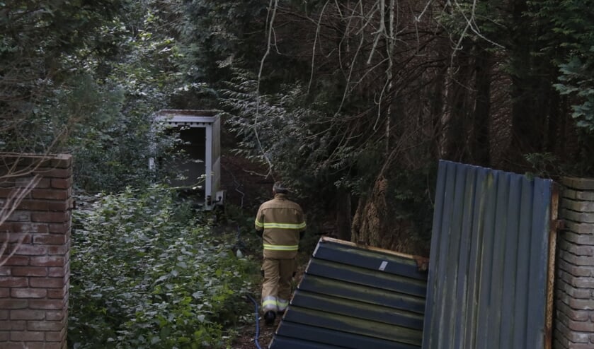 In bosje in Mill is een caravan uitgebrand.