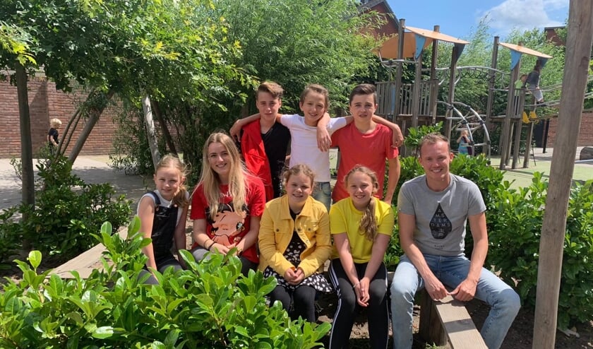 Tom van de Camp en collega Roxana met leerlingen uit groep 8.
