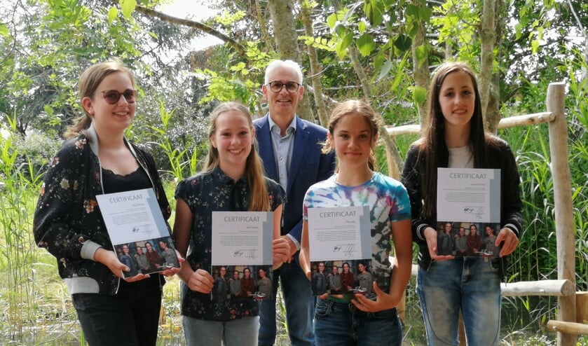 Het Osse jeugdcollege en wethouder Kees van Geffen.