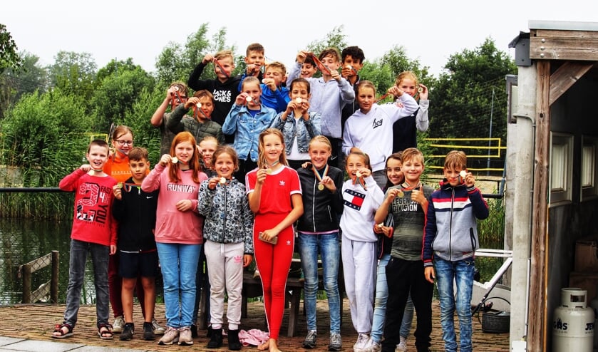De kinderen kregen een speciale medaille.
