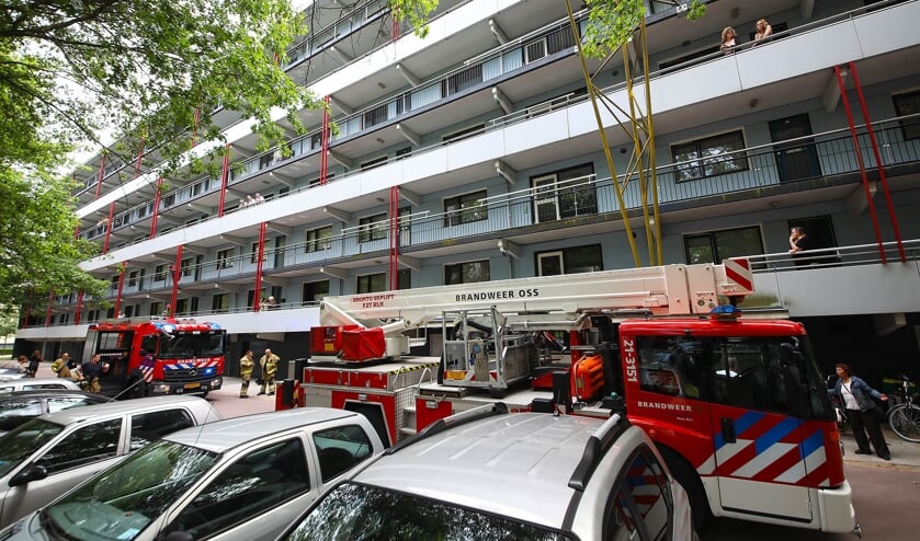 Brandweer in Anna van Schuurmanstraat. (Foto: Gabor Heeres, Foto Mallo)
